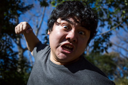 凶暴化した暴徒が鉄拳制裁を振るう男性の激怒表現