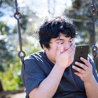 年収低すぎてインタビューを受ける男性の写真