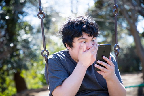 年収低すぎてインタビューを受ける男性