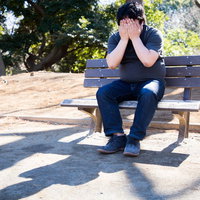 コミットログが「修正対応」しか書かれてなくて独り公園で絶望するエンジニアの写真