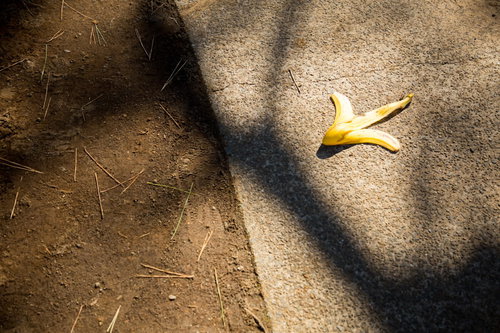 地面に落ちたバナナの皮トラップ危険シーン