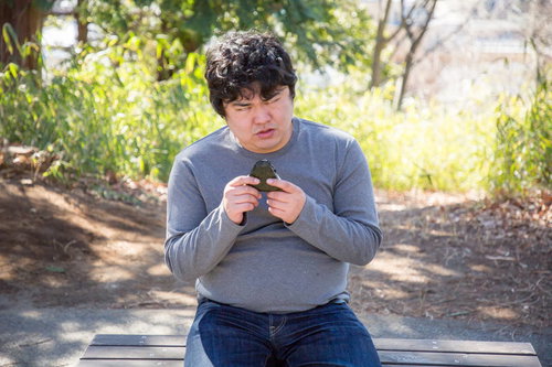 不機嫌な男性におにぎりを与えてみた瞬間の食事風景