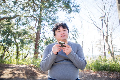 おにぎりを与えたら仲間になりたそうにこちらを見ている公園の男性