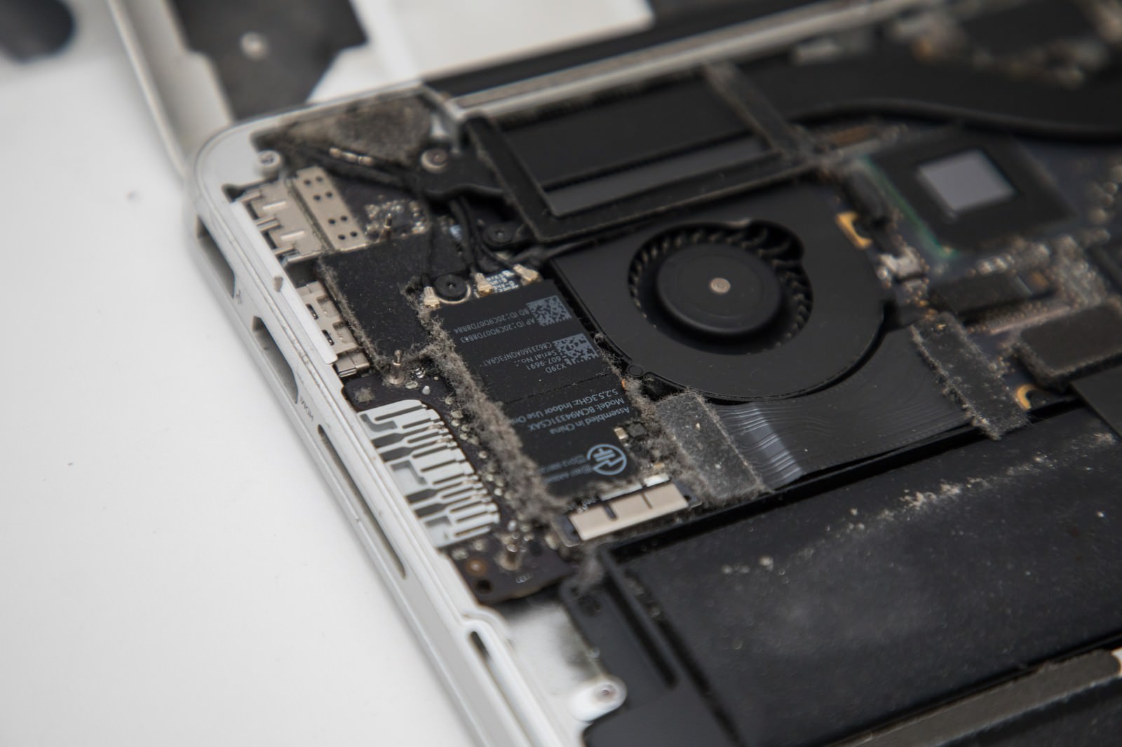 ホコリで汚れたノートパソコンの内部基板と冷却ファン