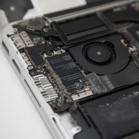 精密機器にホコリがぎっしり蓄積したノートパソコン内部の写真