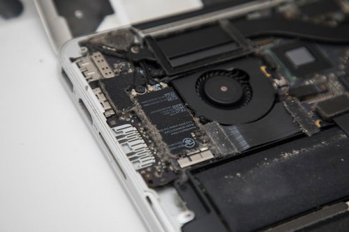 精密機器にホコリがぎっしり蓄積したノートパソコン内部