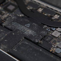 精密機器の故障原因となるノートパソコン内部に溜まったホコリの写真