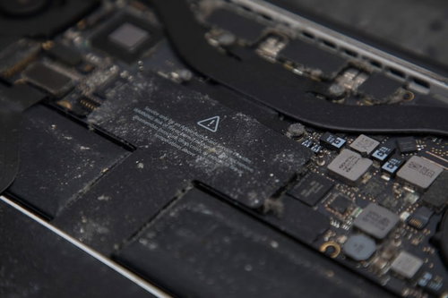 精密機器の故障原因となるノートパソコン内部に溜まったホコリ