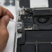 ホコリだらけのノートパソコン内部基板の写真