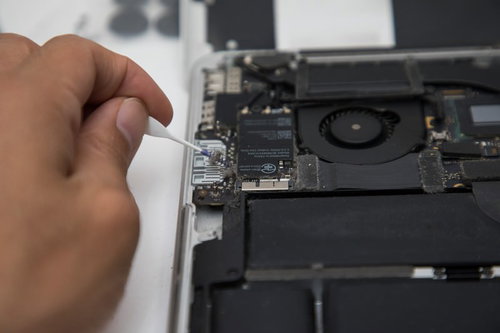 ホコリだらけのノートパソコン内部基板