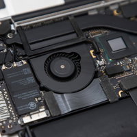 薄型ノートパソコンの内部構造（清掃後の基板とファン）の写真