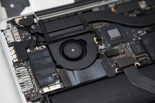 薄型ノートパソコンの内部構造（清掃後の基板とファン）