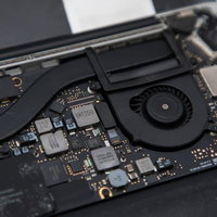 ノートパソコンの内部構造と基板、マザーボードの精密組立の写真