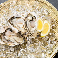 トレーに山積みされた恵比須牡蠣の写真