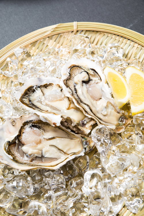 氷の上に盛り付けられた恵比須牡蠣（3個）とレモン