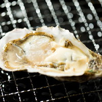 網の上で焼かれる恵比須牡蠣の写真