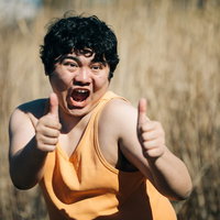 ハイテンションでサムズアップ!の写真