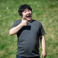 コードレビューで親指を立てて笑う男性のサムズアップポーズの写真