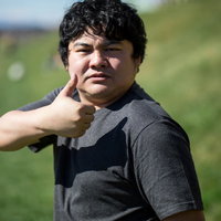 責任は俺が持つ！親指を立てるGJポーズの男性の写真