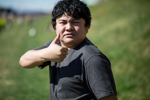 責任は俺が持つ！親指を立てるGJポーズの男性