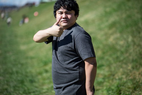 男性がサムズアップでいいねをする