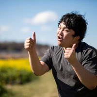 月曜日の憂鬱、公園のブランコに座り俯く男性の写真
