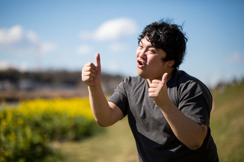 月曜日の憂鬱、公園のブランコに座り俯く男性
