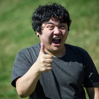 笑顔でサムズアップする男性のポートレートの写真