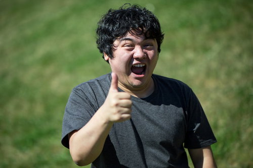 笑顔でサムズアップする男性のポートレート