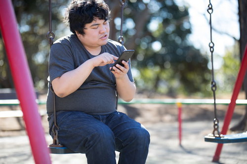 仕事をサボってスマホゲームに熱中する廃課金者