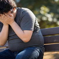 社内では強気の先輩が公園のベンチで泣いてたの写真