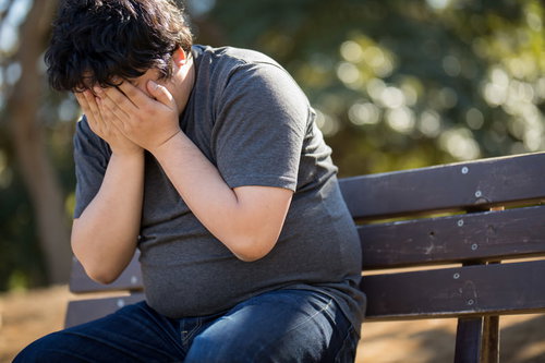 社内では強気の先輩が公園のベンチで泣いてた