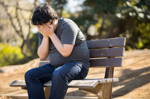 もうダメポ...ベンチで頭を抱える男性の落ち込む姿