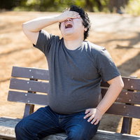 目を潰されたエンジニア、公園のベンチで上を向くの写真