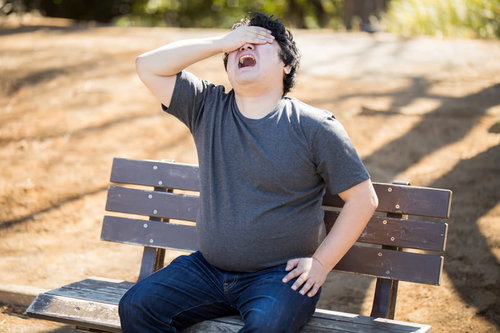 目を潰されたエンジニア、公園のベンチで上を向く