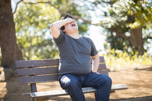 顔出しNGのメタボ男子、公園のベンチで頭を抱える