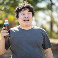 コーラ片手に不気味な笑みを浮かべる太っちょさんの写真