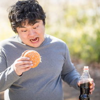 やっぱお昼はジャンクフードに限るわ！（メタボ男子）の写真