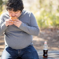 ジャンクフードにハマってしまう男性（メタボ・肥満体型）の写真