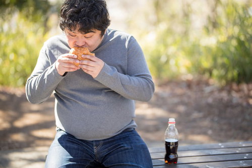 ジャンクフードにハマってしまう男性（メタボ・肥満体型）