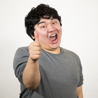 グレーのTシャツを着た男性のサムズアップ・LGTM・承認ポーズの写真