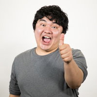 目押しポーズでグッドジェスチャーを取る男性ビジネスマンの写真