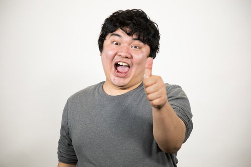 目押しポーズでグッドジェスチャーを取る男性ビジネスマン