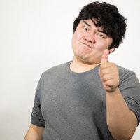 共感できないのに「いいね」する男性の写真