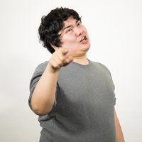 m9(^Д^)プーププとあざ笑う男性の決めポーズの写真