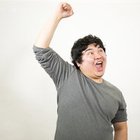 勝ちとったどーと叫ぶ太った男性の写真