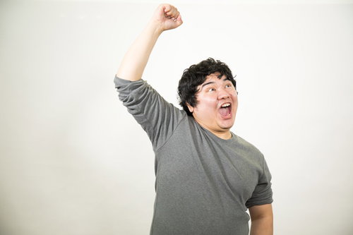 勝ちとったどーと叫ぶ太った男性