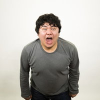 新人研修で激を飛ばす叫ぶエンジニア男性の驚く表情の写真