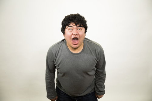 新人研修で激を飛ばす叫ぶエンジニア男性の驚く表情