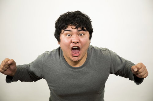 興奮して叫ぶ男性のポートレート